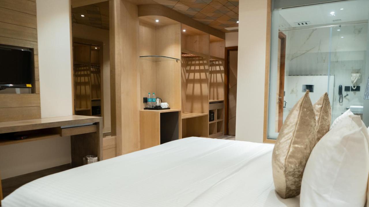 Clarks Inn Suites 캉그라 외부 사진
